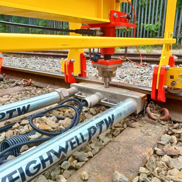 Sistema portátil de pesaje ferroviario (PTW) calibrándose en la vía