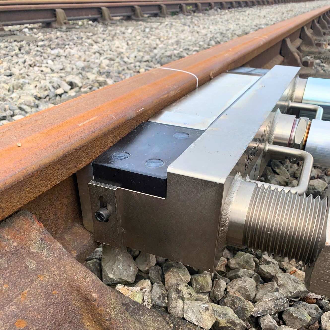 In-built flange friendly ramp leading onto loadcell In-built flange friendly ramp leading onto loadcell