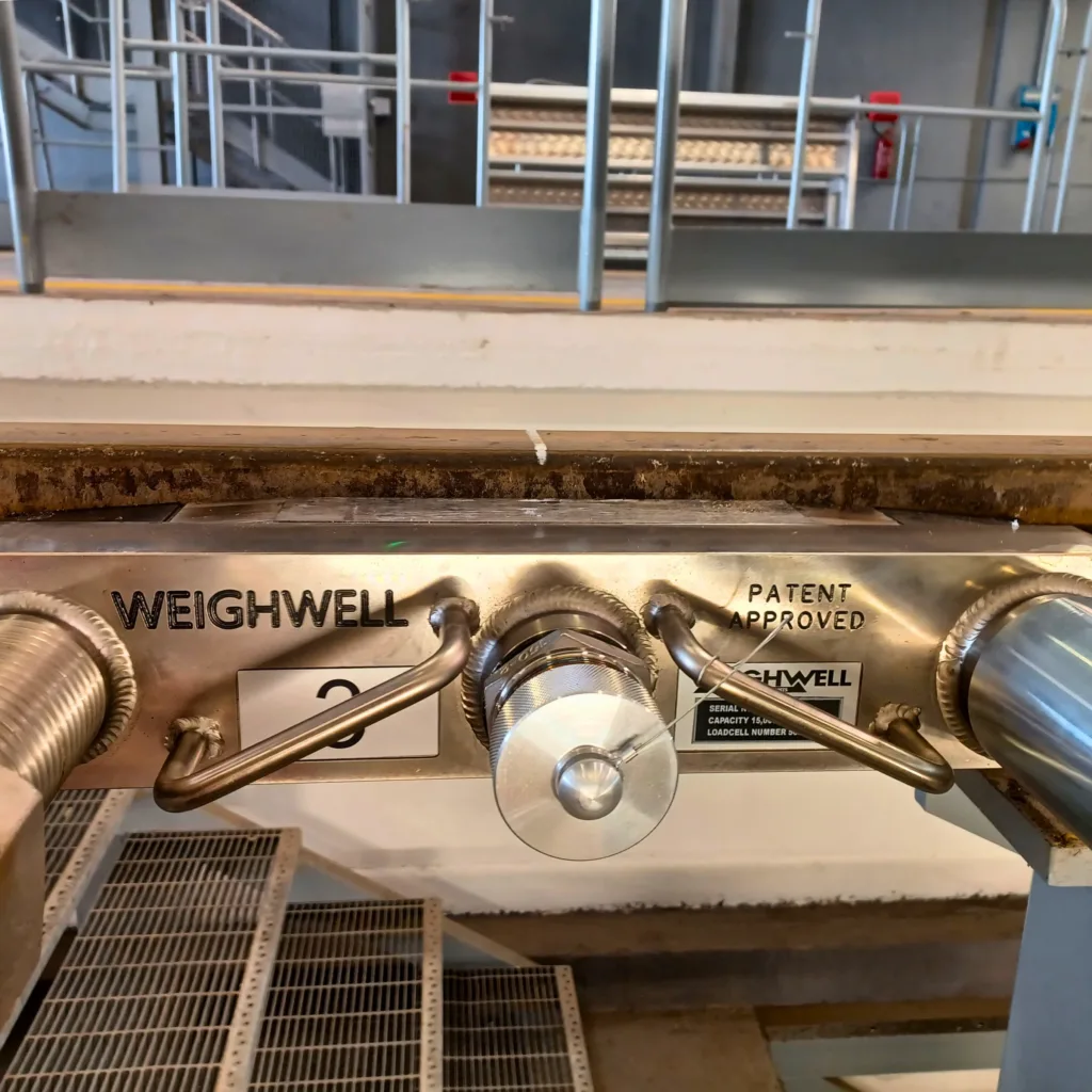 Sistema PTW instalado en la vía con grabados visibles de “Weighwell” y “Patent Approved” Sistema PTW instalado en la vía con grabados visibles de “Weighwell” y “Patent Approved”