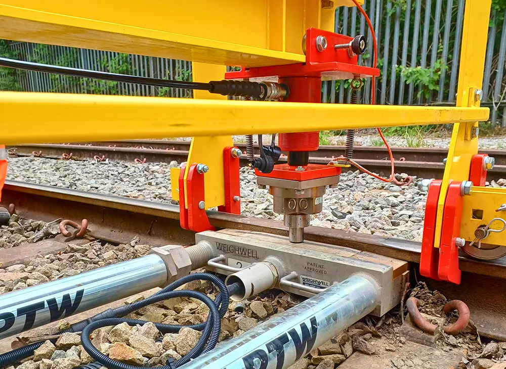 Sistema portátil de pesaje ferroviario PTW calibrándose en la vía