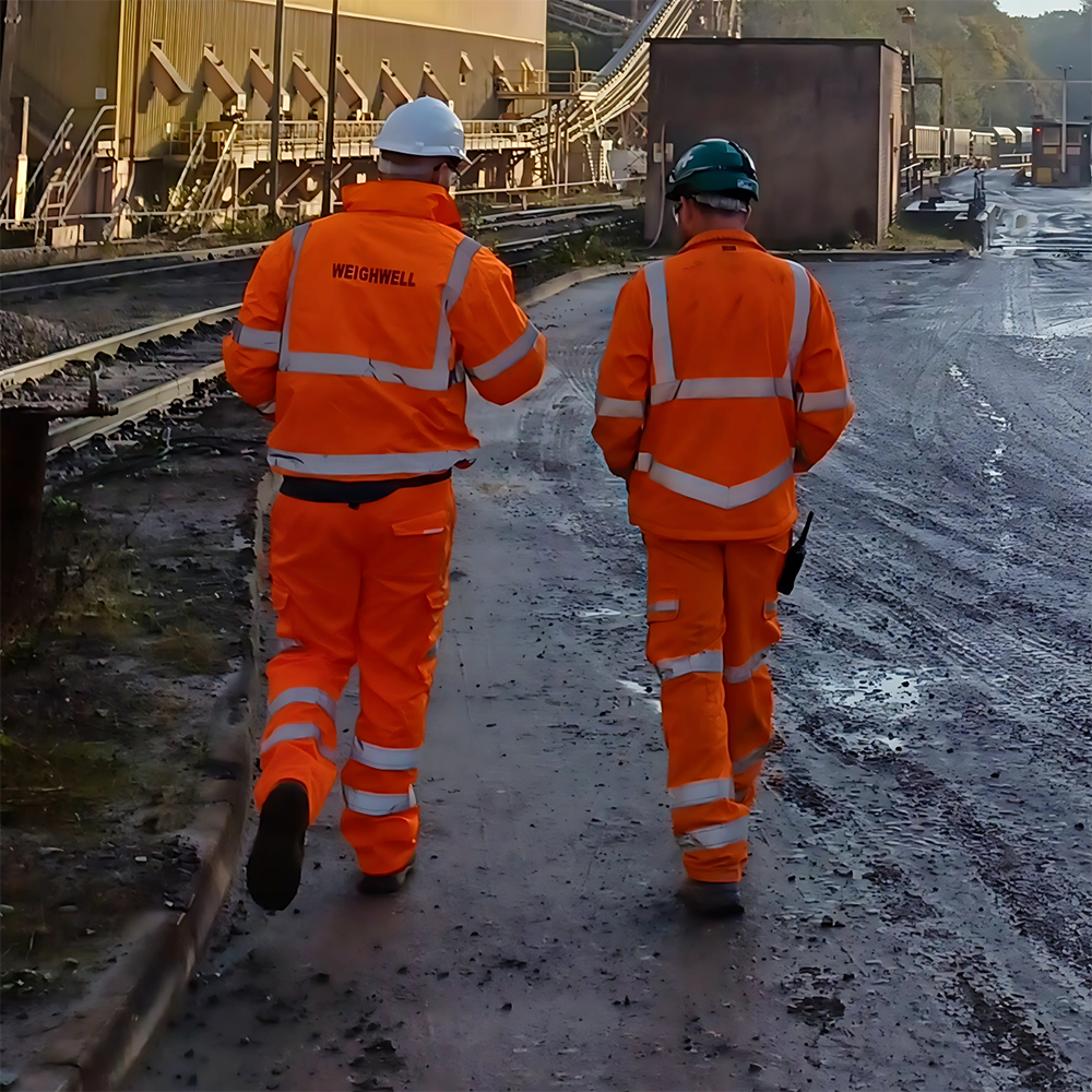 Técnico de Weighwell con un cliente inspeccionando una posible ubicación de pesaje