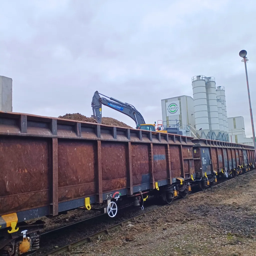 Vagones de mercancías cargándose para ser pesados mediante pesaje dinámico ferroviario Vagones de mercancías cargándose para ser pesados mediante pesaje dinámico ferroviario